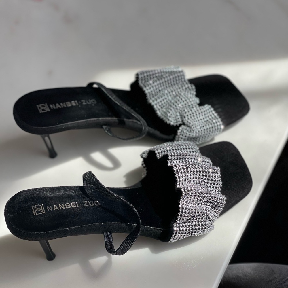 Medium heels Shiny black and silver summer sandals